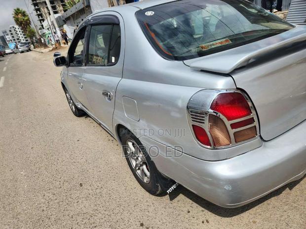 Toyota Platz 1.0 FWD 2001 Silver