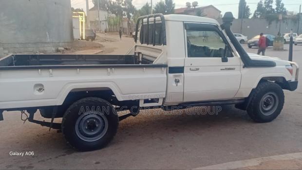 Toyota Land Cruiser 2011 White