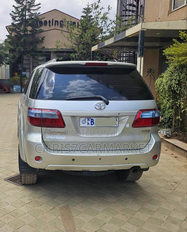 Toyota Fortuner 2.7 RWD 2009 Gold