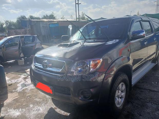 Toyota Hilux 2.5 D-4D 4X4 SRX 2010 Gray