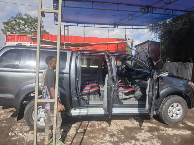 Toyota Hilux 2.5 D-4D 4X4 SRX 2010 Gray