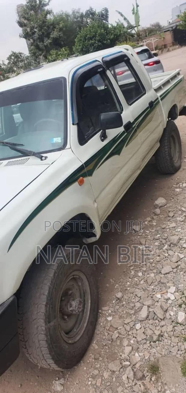Toyota Hilux 1998 White