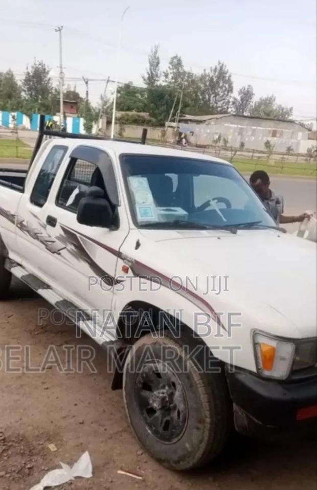 Toyota Hilux 1998 White