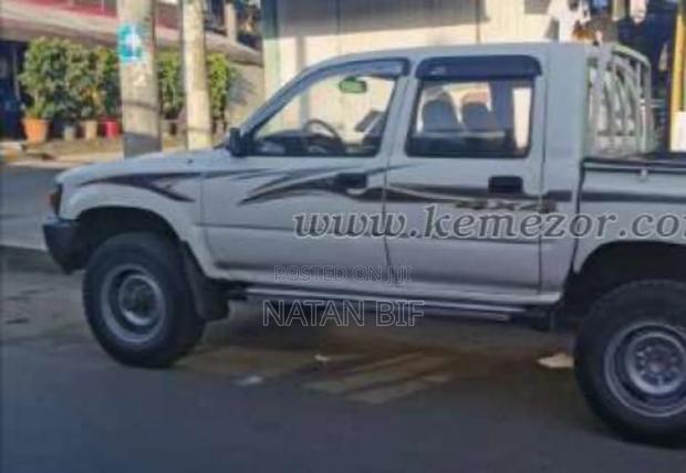 Toyota Hilux 1998 White