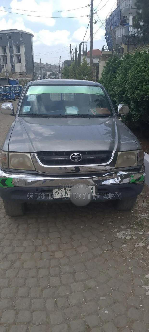 Toyota Hilux 2004 Gray