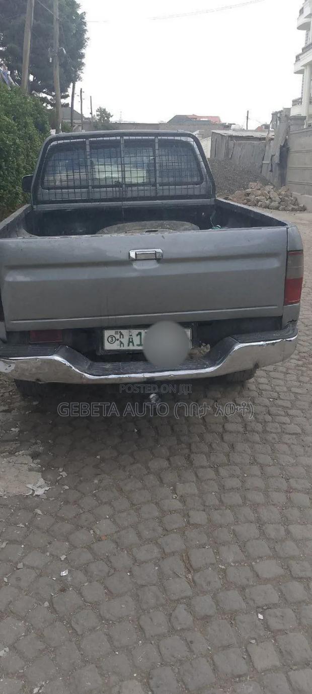 Toyota Hilux 2004 Gray