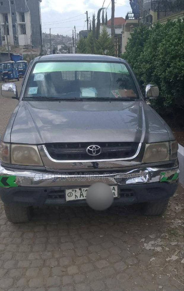 Toyota Hilux 2004 Gray