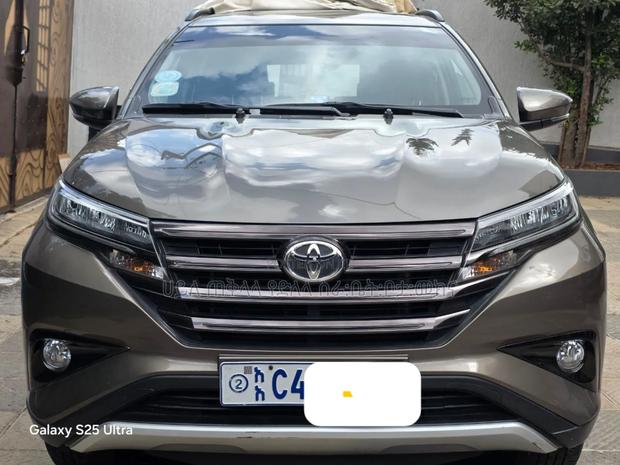 Toyota Rush 2023 Gold