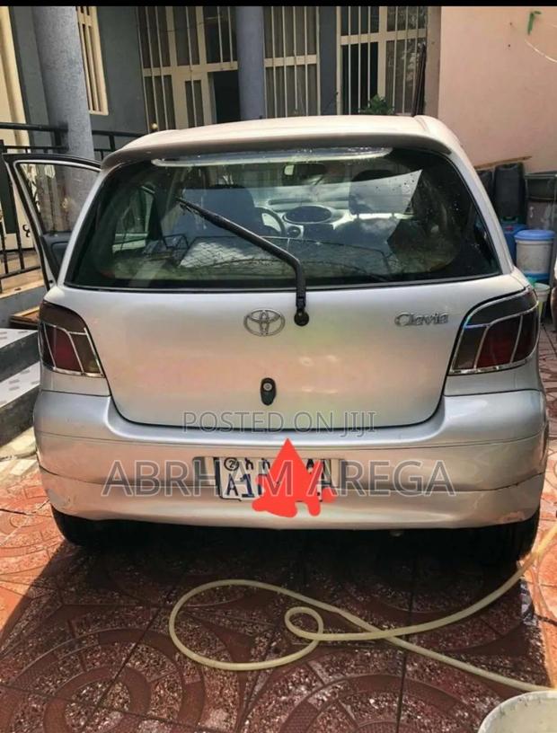 Toyota Vitz 2000 Silver