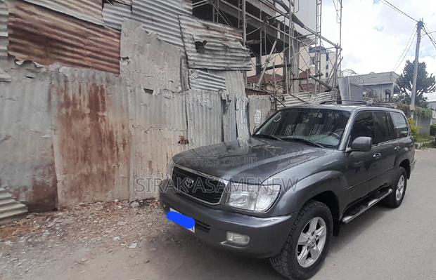 Toyota Land Cruiser 2004 Gray