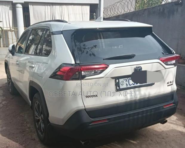 Toyota RAV4 2022 White