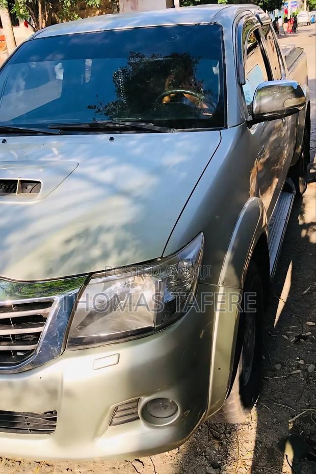 Toyota Hilux 2012 Gold