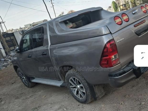 Toyota Hilux 2020 Gold