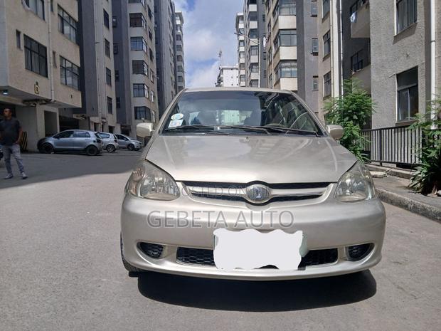 Toyota Platz 2003