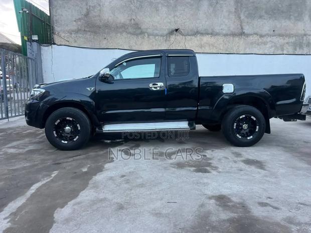 Toyota Hilux 2011 Black