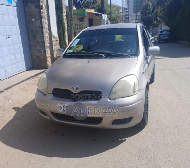 Toyota Vitz 2004 Silver
