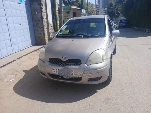 Toyota Vitz 2004 Silver