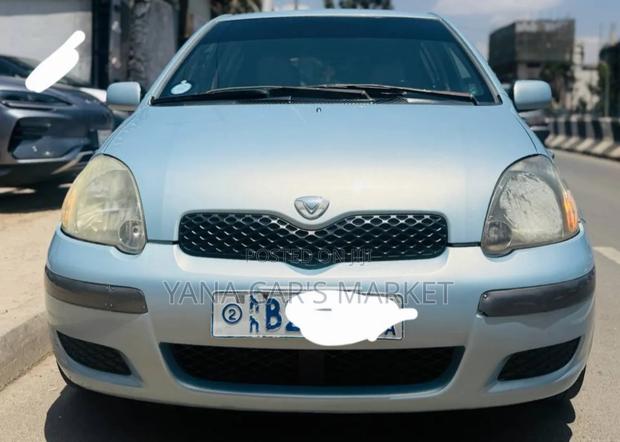 Toyota Vitz 2004 Silver
