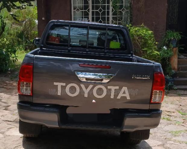 Toyota Hilux 2022 Gray