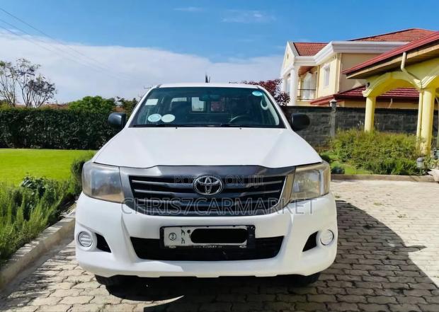 Toyota Hilux 2.5 D-4D 4X4 SRX 2012 White