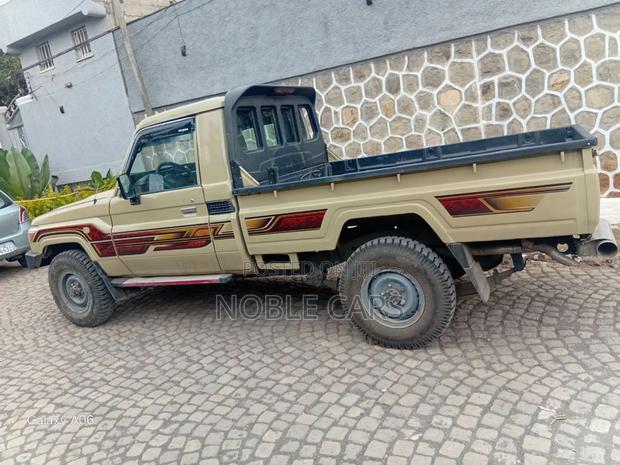 Toyota Land Cruiser 79 Series 2006 Gold