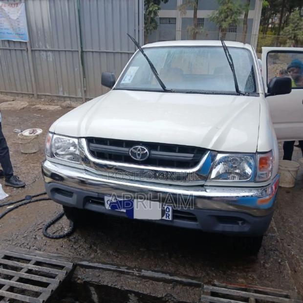 Toyota Hilux 2003 White
