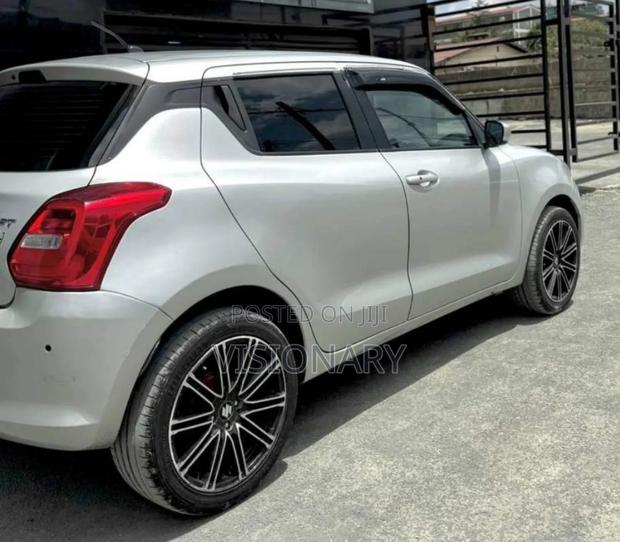 Suzuki Swift 2021 Silver