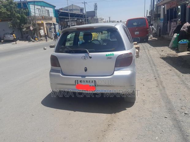 Toyota Vitz 2001 Silver