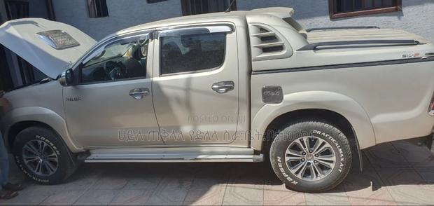 Toyota Hilux 2013 Gold