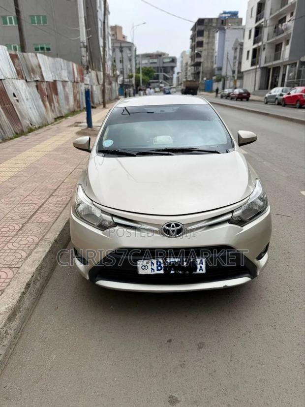 Toyota Yaris SE Hatchback 5dr 2016 Gold