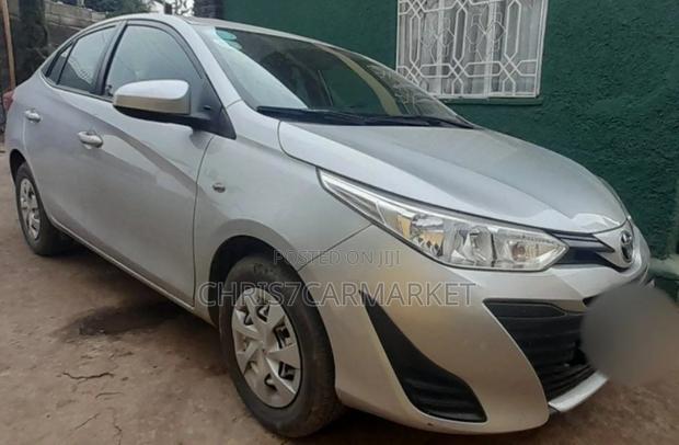 Toyota Yaris 2021 Silver