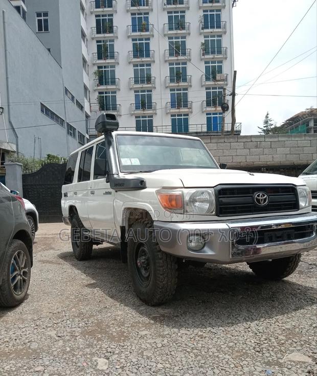 Toyota Land Cruiser 2010 White
