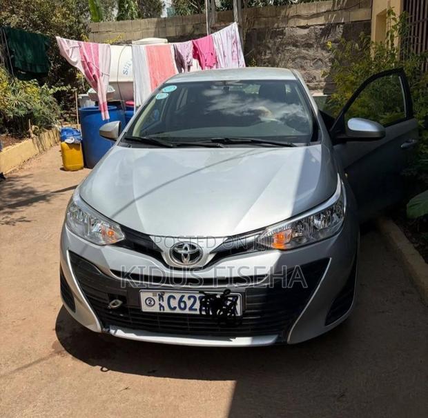 Toyota Yaris 2020 Silver