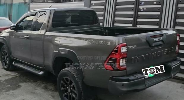 Toyota Hilux 2022 Gray