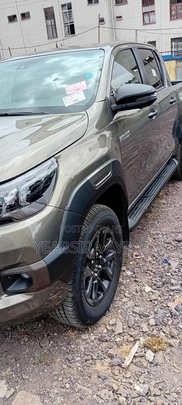 New Toyota Hilux 2025 Gold