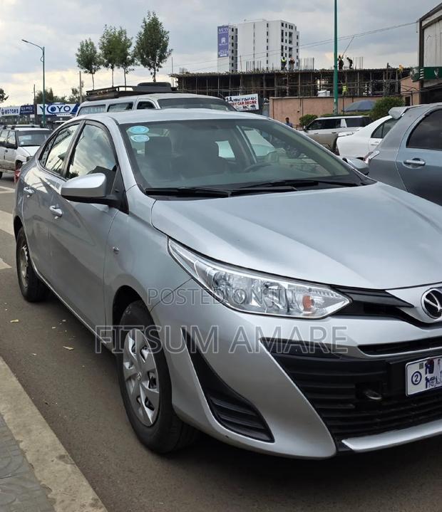 Toyota Yaris 2020 Silver