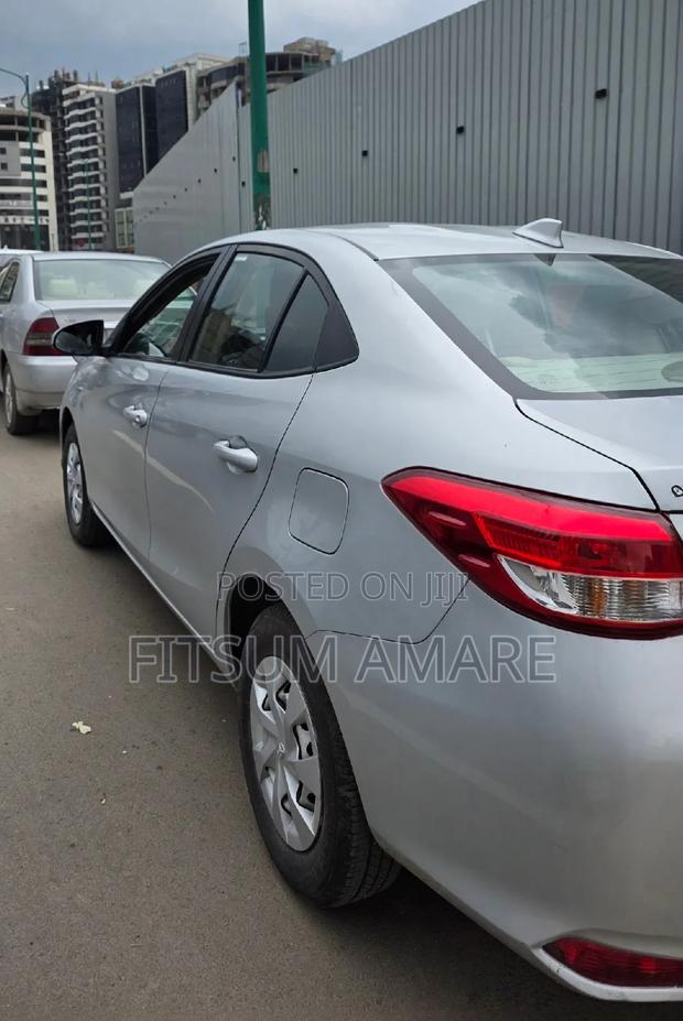 Toyota Yaris 2020 Silver