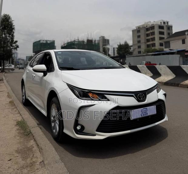Toyota Corolla LE 2023 White
