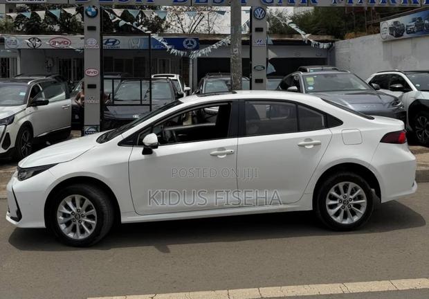 Toyota Corolla LE 2023 White