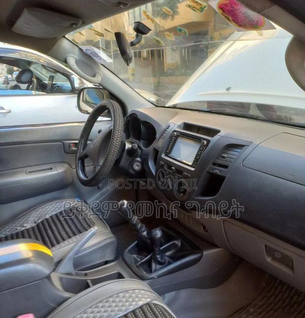 Toyota Hilux 2010 White