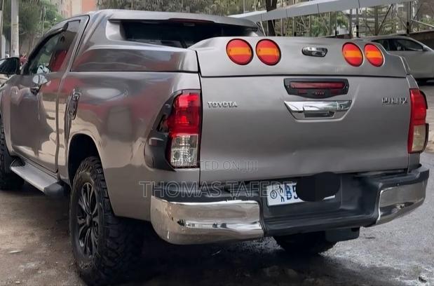 Toyota Hilux 2020 Gold