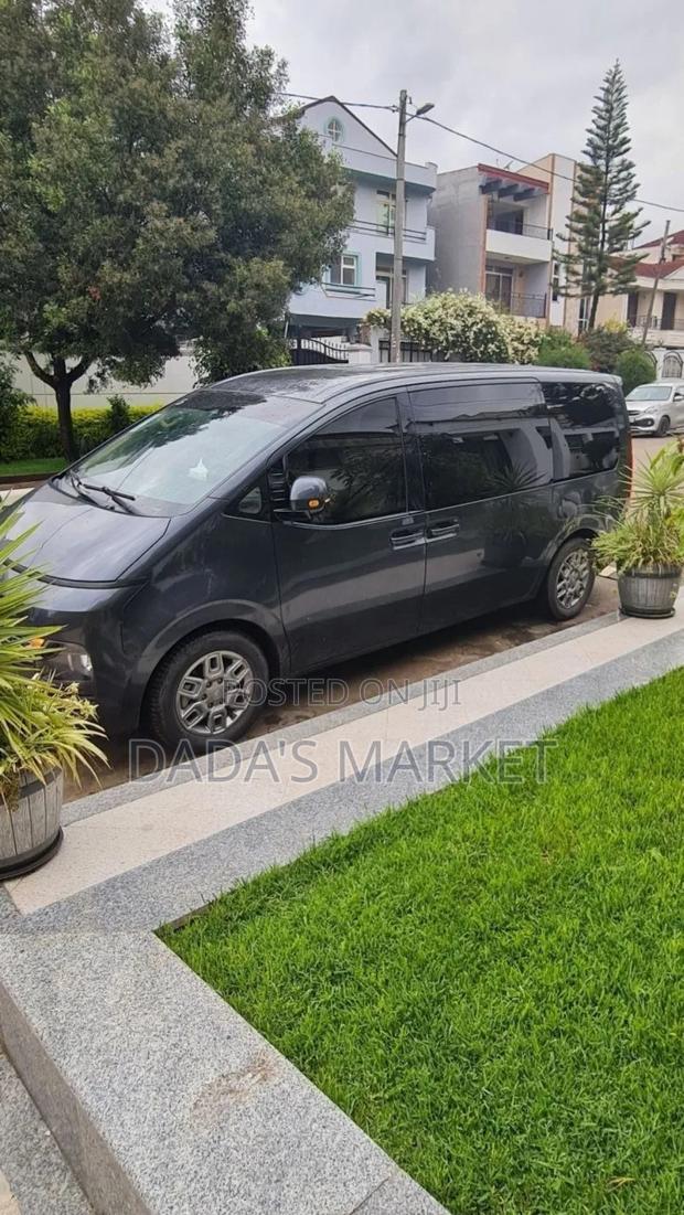 Hyundai Staria 2022 Black
