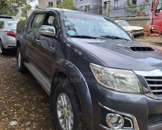 Toyota Hilux 2014 Gray
