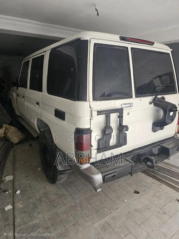 Toyota Land Cruiser 2010 White