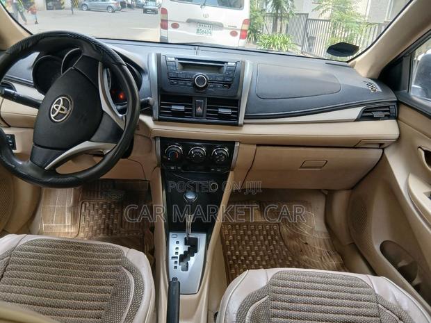 Toyota Yaris SE Hatchback 5dr 2016 Gold