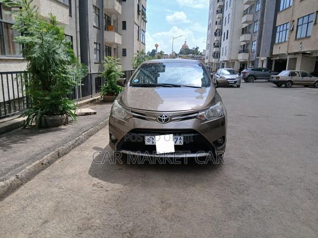 Toyota Yaris SE Hatchback 5dr 2016 Gold