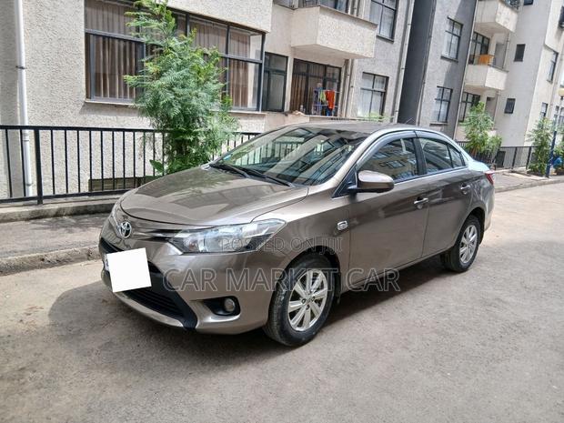 Toyota Yaris SE Hatchback 5dr 2016 Gold