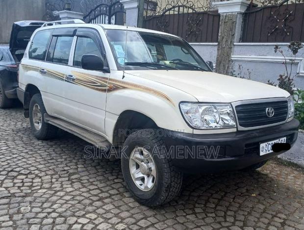 Toyota Land Cruiser 2005 White