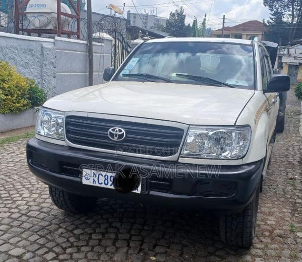 Toyota Land Cruiser 2005 White