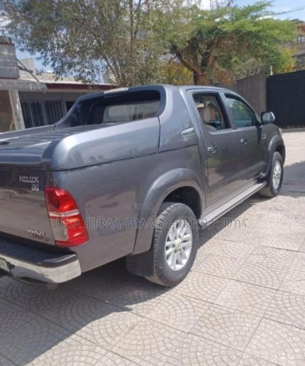 Toyota Hilux 2014 Maroon